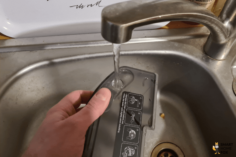 Wasser wird in den Wassertank des Dreame L10s Pro eingefüllt.